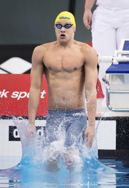 Mattias carlsson hoppar i vattnet på 50m ryggsim