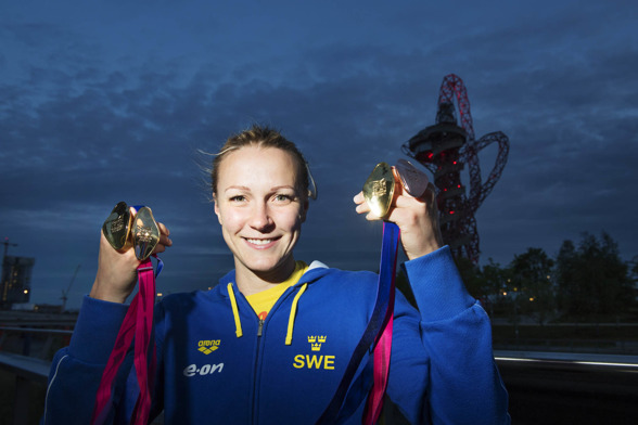 Sarah Sjöström visar upp medaljssamlingen efter EM - tre individuella guld.