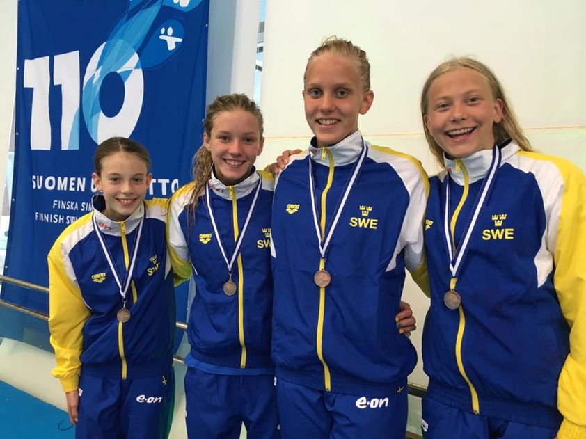 Svenska flicklaget i medley som blev treor: Sverige 3.a 4.26.33 Wilma Persson 1.06.31 Julia Månsson 1.16.07 Alicia Lundberg 1.05.13 Hanna Bergman 58.82