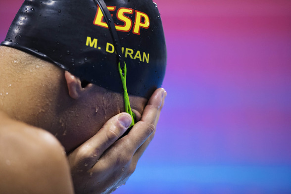 Spanske Duran ramlade i vattnet vid starten på 400m fritt. Tekniskt fel visade det sig men innan dess hann han lämnad simhallen, gråtande.