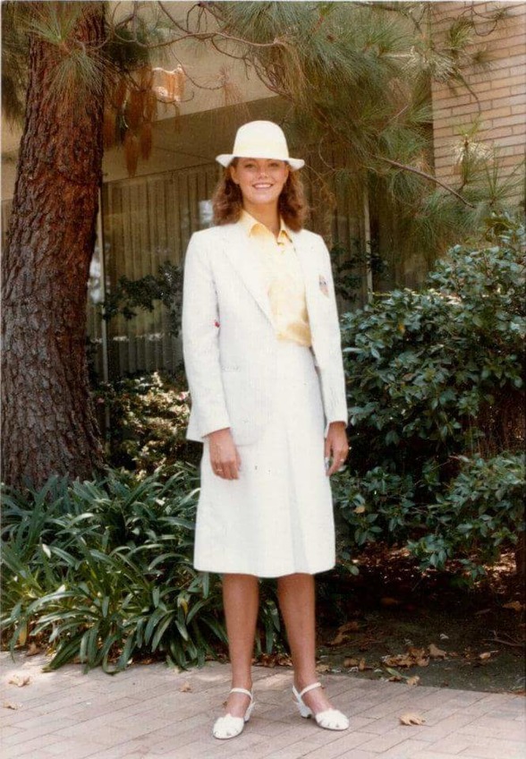 Ann Linder (numera Christiansen) såg ut så här i Los Angeles 1984 och skriver så här: "Tant Ann och med 80-tals permanent med lockar i håret med henna-röd färg var det ...speciellt...jag har fortfarande mina Adidas tofflor med gult och blått."