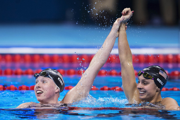 Amerikanskorna jublar efter dubbla medaljer på 100m bröstsim