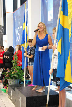 Ystad - nationalsången inleder tävlingarna.