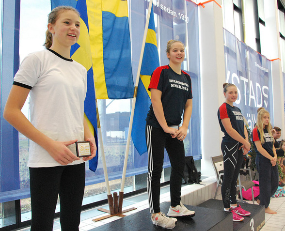 Ystad - på pallen Olivia Hansson, Emilia Nordén, Tyra Littorin, Alicia Johansson - obs  Olivia Hansson från Sveriges nyaste simklubb Kiviks Simklubb.