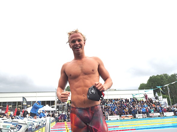 Victor Johansson vann 400m fritt före hemmasimmare  adam Paulsson