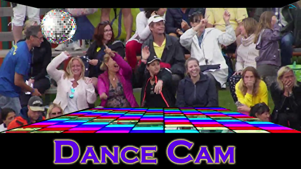Dance Cam kan man hamna i om man är på hugget på läktaren. För dig som sitter hemma så logga in på  http://www.simidrottstv.se - för att se Sum-Sim (och lite mer än bara ovationerna på läktaren!