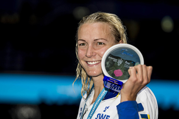 Sarah Sjöström fick ta emot ett pris (och en check) för sitt världsrekord på 100m fritt häromkvällen.