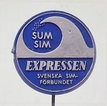 Plastpins från Expressen delades ut i samband med de första Sum-Sim-tävlingarna som gick i Västerås och Gävle.