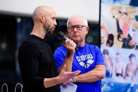 Bosse Hultén med Lasse Frölander vid gårdagens ceremoni när Frölander valdes in i Wall of Fame - svensk simnings verkliga finrum.