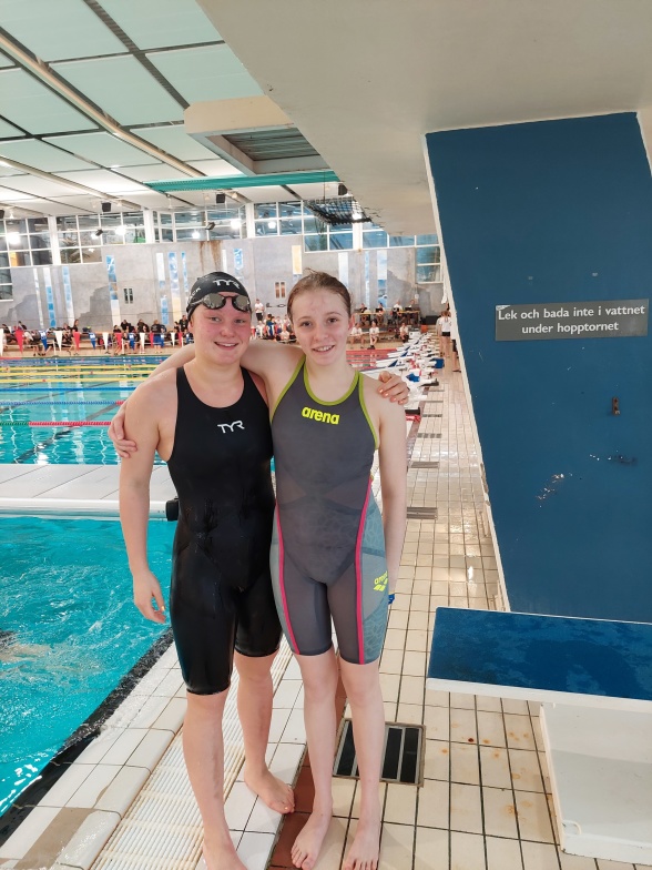 och Elisabeth Käck och Ida Svensson simmar i Fyrishovsbadet