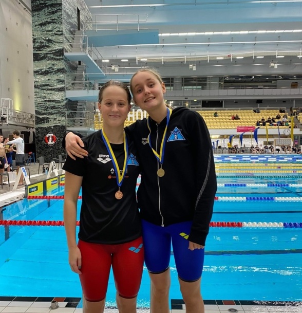 Ella Renholm & Lisa Nystrand  ligger trea rsp etta på 200m fjärilsim