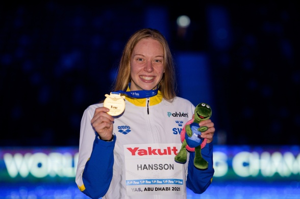 Två VM-guld till Louise Hansson i dagens simningar