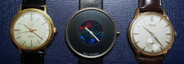En Poljot från 1970-talet, guldpläterad med 20 micron och med 29 jewels, Poljot tillverkades genom att kopiera Patek Phillipes urverk men saknar samma höga precision. I mitten en Rolf Cremer från 2012 där urtavlan består av en Australiensisk svart opal och till höger en Rado, 17 jewels från 1953. En Poljot från 1970-talet, guldpläterad med 20 micron och med 29 jewels, Poljot tillverkades genom att kopiera Patek Phillipes urverk men saknar samma höga precision. I mitten en Rolf Cremer från 2012 där urtavlan består av en Australiensisk svart opal och till höger en Rado, 17 jewels från 1953.
