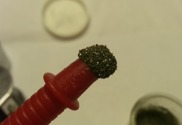 Tidiga syntetiska diamanter är kraftigt magnetiska. På Bilden syns en REE magnet täckt av små syntetiska diamanter för industriändamål tillverkade av ASEA under 1960-talet. Tidiga syntetiska diamanter är kraftigt magnetiska. På Bilden syns en REE magnet täckt av små syntetiska diamanter för industriändamål tillverkade av ASEA under 1960-talet.