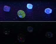 Diamanter som på övre bilden utsätts för långvågigt UV-ljus och på nedre för kortvågigt. Som synes reagerar de flesta naturliga diamanter betydligt mer under långvågigt UV-ljus Diamanter som på övre bilden utsätts för långvågigt UV-ljus och på nedre för kortvågigt. Som synes reagerar de flesta naturliga diamanter betydligt mer under långvågigt UV-ljus