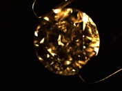 Metalliska inneslutningar i färglös syntetisk diamant tillverkad med HPHT teknik. Mörkfältsbelysning, förstoring 40x. Dessa inneslutningar är typiska för äldre syntetiska diamnter men ses sällan i modernare varianter. Denna bild är precis som alla andra bilder på www.gemmologi.se tagna av Jan Asplund. Metalliska inneslutningar i färglös syntetisk diamant tillverkad med HPHT teknik. Mörkfältsbelysning, förstoring 40x. Dessa inneslutningar är typiska för äldre syntetiska diamnter men ses sällan i modernare varianter. Denna bild är precis som alla andra bilder på www.gemmologi.se tagna av Jan Asplund.