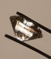 Syntetisk diamant tillverkd med CVD metod sedd mellan polariserande filter. Mönstret hos iridescensfärgerna ger ledtrådar till stenens syntetiska ursprung för den som har tillräklig kunskap. Syntetisk diamant tillverkd med CVD metod sedd mellan polariserande filter. Mönstret hos iridescensfärgerna ger ledtrådar till stenens syntetiska ursprung för den som har tillräklig kunskap.