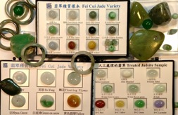 Jade är ett material som kräver stor kunskap hos den som handlar eller värderar föremål. Värdet på jade skiljer oerhört mycket beroende på kvalitet, färg och eventuella behandlingar. Jade är ett material som kräver stor kunskap hos den som handlar eller värderar föremål. Värdet på jade skiljer oerhört mycket beroende på kvalitet, färg och eventuella behandlingar.