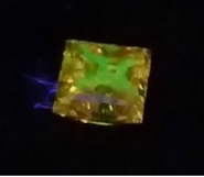 Syntetisk HPHT tilverkad diamnat som under UV-ljus visar typiskt korsliknande mänster vilket är diagnostiskt för syntetiska HPHT diamanter. Viktigt att veta är att CVD syntetiska diamanter inte visar detta mönster så diamanter måste ändå alltid testas vidare. Syntetisk HPHT tilverkad diamnat som under UV-ljus visar typiskt korsliknande mänster vilket är diagnostiskt för syntetiska HPHT diamanter. Viktigt att veta är att CVD syntetiska diamanter inte visar detta mönster så diamanter måste ändå alltid testas vidare.
