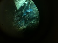 Olja eller liknande substans identifierad i smaragd, foto taget genom mikroskop med mörkfältsbelysning. Olja eller liknande substans identifierad i smaragd, foto taget genom mikroskop med mörkfältsbelysning.