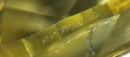 Gravyr i rondist på HPHT behandlad gul diamant. Gravyr i rondist på HPHT behandlad gul diamant.