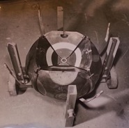 ASEAs sfär bestående av sex koniska städ med rundad yttersida vilken användes vid de första lyckade experimenten för framställande av syntetiska diamanter i februari 1953. ASEAs sfär bestående av sex koniska städ med rundad yttersida vilken användes vid de första lyckade experimenten för framställande av syntetiska diamanter i februari 1953.