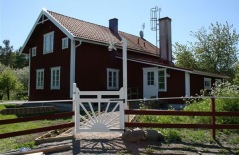Hus i Kolmården, Östergötland, som Tubbin Bygg & Trädgård totalrenoverat ut- och invändigt under 2009. Kan hyras veckovis via Novasol. Klicka på bilden för att komma till bokningssidan.