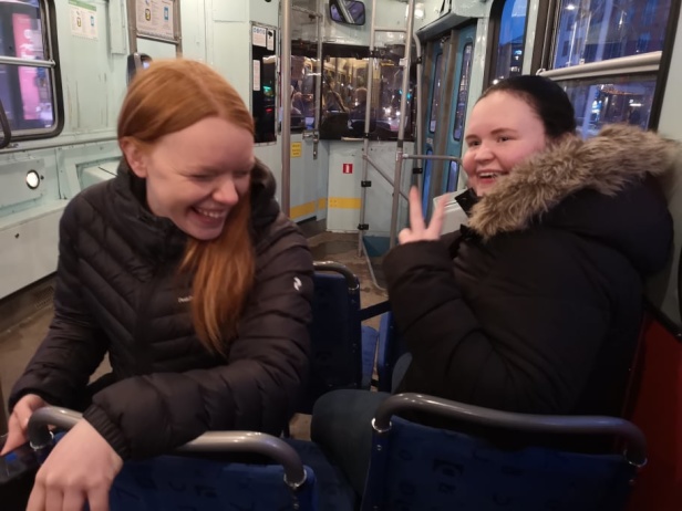 Lycklig Esther (th) som får åka spårvagn ;) Lycklig Esther (th) som får åka spårvagn ;)