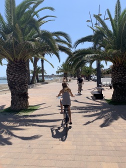 Cykeltur längst strandpromenaden Cykeltur längst strandpromenaden