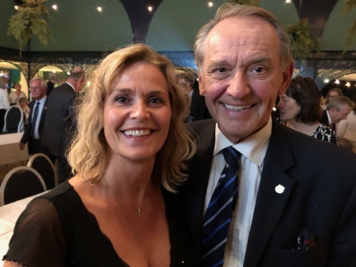 Även ett kort möte kan vara tillräckligt långt när man har beröringspunkter. Vi jobbar båda med mänskliga möten och det goda samtalet men i helt olika sammanhang, Jan Eliasson och jag. Bilden är tagen i samband med HHGA:s 90-årsjubileum där vi fick en kort pratstund. Även ett kort möte kan vara tillräckligt långt när man har beröringspunkter. Vi jobbar båda med mänskliga möten och det goda samtalet men i helt olika sammanhang, Jan Eliasson och jag. Bilden är tagen i samband med HHGA:s 90-årsjubileum där vi fick en kort pratstund.
