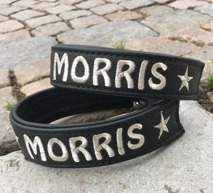 Morris- Svart skinn, Silver text, Halsbandets bredd 4 cm. Välj variant, storlek & symboler i meny:n