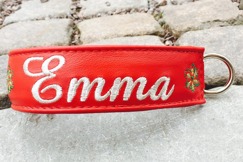 Emma- Rött skinn med silver text. Halsbandets bredd 3 cm. Välj variant, storlek, bredd & symboler i meny:N