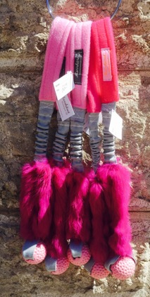VERA - Silverbungee med cerise kaninskinn, mjukboll men vaniljdoft VERA - Silverbungee med cerise kaninskinn, mjukboll men vaniljdoft