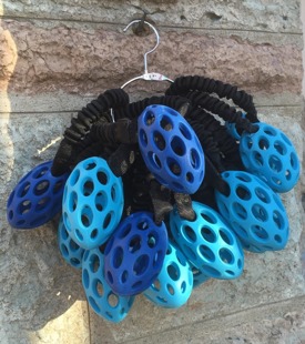 TÄVLING ... Ruggbyboll 11 cm (orginalet) med runt bungee handtag i två härliga blå nyanser TÄVLING ... Ruggbyboll 11 cm (orginalet) med runt bungee handtag i två härliga blå nyanser