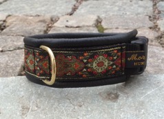 NYHET!! Speciellt vackert Indiskt mönster härliga färger. Totalbredd 4 cm NYHET!! Speciellt vackert Indiskt mönster härliga färger. Totalbredd 4 cm
