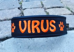 Virus- Svart skinn med orange text. Halsbandets bredd 5 cm. Välj variant, storlek & symboler nedan.