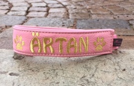 Ärtan- Ljusrosa skinn med guld text. Halsbandets bredd 3 cm. Välj variant, storlek & symboler nedan.