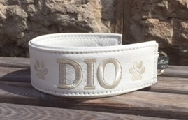 Dio- Vitt skinn med silver text. Halsbandets bredd 5 cm. Välj variant, storlek & symboler nedan Dio- Vitt skinn med silver text. Halsbandets bredd 5 cm. Välj variant, storlek & symboler nedan