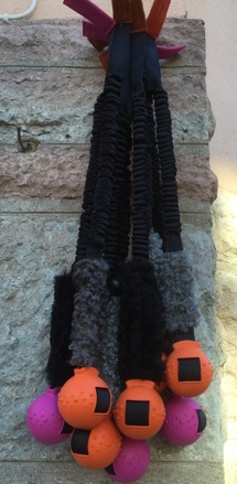KRIM- Super härlig leksak med X-lång mjuk bungee totallängd 75 cm. Bollen är mjuk av giftfritt gummi, med fårskinn. Avslut med skinndel utan handtag. KRIM- Super härlig leksak med X-lång mjuk bungee totallängd 75 cm. Bollen är mjuk av giftfritt gummi, med fårskinn. Avslut med skinndel utan handtag.