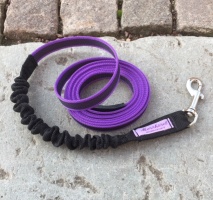 Påvisningskoppel till sök. Utan ögla och 25 cm bungee för att spara axlar och hals på hunden. Finns i olika färger. 3 meter längd Påvisningskoppel till sök. Utan ögla och 25 cm bungee för att spara axlar och hals på hunden. Finns i olika färger. 3 meter längd