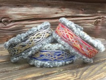 Detta halsband finns i tre olika färger på brodyrbanden. Välj den färg i rull listen som du önskar lägg i varukorgen. Välj därefter storlek, lägg i varukorgen. Detta halsband finns i tre olika färger på brodyrbanden. Välj den färg i rull listen som du önskar lägg i varukorgen. Välj därefter storlek, lägg i varukorgen.