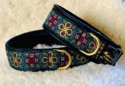 NYHET! Ringblommor i läckra färger. Turkos Lila & Guld mönster. Bredd 4 cm NYHET! Ringblommor i läckra färger. Turkos Lila & Guld mönster. Bredd 4 cm
