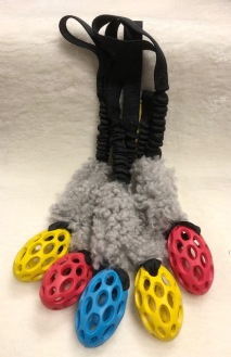 Lilla Rugbybollen med fårskinn och bungee med ofodrade handtag. Total längd 30 cm Lilla Rugbybollen med fårskinn och bungee med ofodrade handtag. Total längd 30 cm