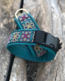 NYHET! Ringblomma med Petrol skinn. Bredd 4 cm NYHET! Ringblomma med Petrol skinn. Bredd 4 cm