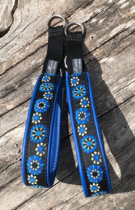 NYHET! sommar blå & gul blomma 400 i Retro stil. Total bredd 3 cm NYHET! sommar blå & gul blomma 400 i Retro stil. Total bredd 3 cm