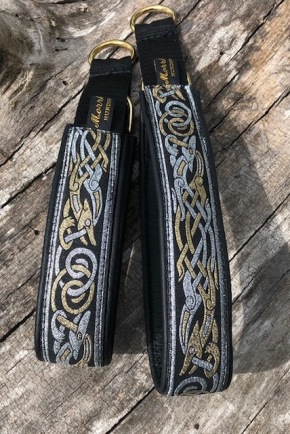 Keltiska hundar i guld & silver. Bredare band 3 cm Totalt 4 cm. Välj beslag krom eller mässing! Keltiska hundar i guld & silver. Bredare band 3 cm Totalt 4 cm. Välj beslag krom eller mässing!
