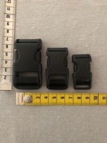 Vi har 3 olika storlekar av dessa ergonomiska spännen. Storlekar är Stort 7 cm. Mellan 5,5 cm, Liten 4 cm. Vi har 3 olika storlekar av dessa ergonomiska spännen. Storlekar är Stort 7 cm. Mellan 5,5 cm, Liten 4 cm.