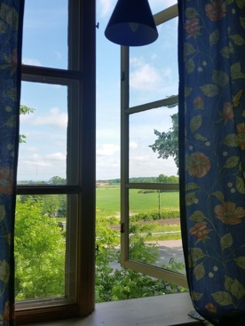 Kan du tänka dig den här utsikten rekommenderar jag att du bokar det norra rummet vårt i B&B. Om du sitter i karmstolen vid det lilla bordet framför fönstret har du koll på hur grödorna växer. Kan du tänka dig den här utsikten rekommenderar jag att du bokar det norra rummet vårt i B&B. Om du sitter i karmstolen vid det lilla bordet framför fönstret har du koll på hur grödorna växer.