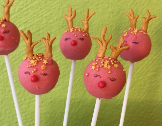 cakepops som rudolf med röda mulen inför julbak cakepops som rudolf med röda mulen inför julbak