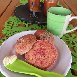Recept på saftiga och goda frallor med rivna rödbetor i degen vilket gör degen extra saftig! Recept på saftiga och goda frallor med rivna rödbetor i degen vilket gör degen extra saftig!